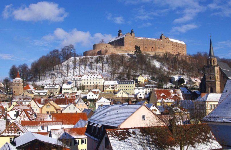 Blick auf die Altstadt mit Petrikirche (rechts) und Rotem Turm (links), darüber die Plassenburg mit vielen Museen