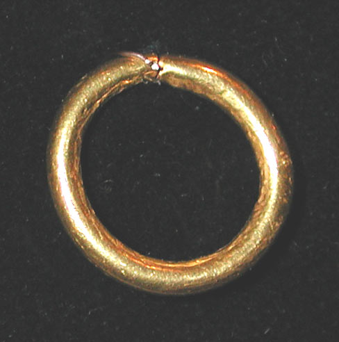 Aus Nachbestattung 19: Reste eines Körpergrabes über Brandgrab 16. Der Durchmesser des Ohrringes beträgt 1,8 cm.
