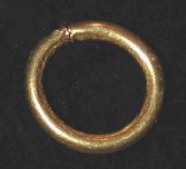 Aus Nachbestattung 19: Reste eines Krpergrabes ber Brandgrab 16. Der Durchmesser des Ohrringes betrgt 1,8 cm.