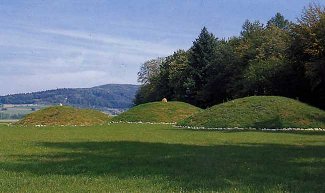 Man beachte die steinernen Grabstelen in der Mitte der aus Erde aufgeschütteten Hügel, welche von Steinkreisen umschlossen waren.