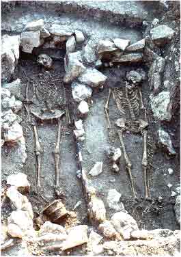 Zu Fen der linken Toten (Grab 83) ist neben dem Holzeimer der Schdel eines etwa 1 Jahr alten Kindes zu erkennen.