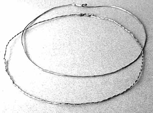 Der äußere Halsring aus gedrehtem (tordiertem) Silberband hat einen Durchmesser von 16,9 cm.