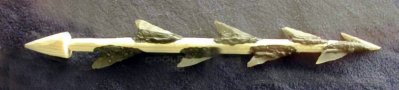 Für das Einkleben der als Widerhaken verwendeten 1,5 bis 2cm langen Mikrolithen wurde wohl Birkenpech verwendet.