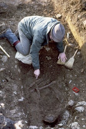 Dieter Schmudlach beim Freilegen des Skelettes