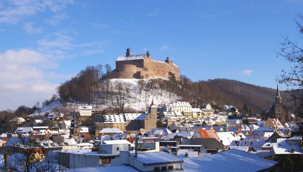 Blick auf die Altstadt mit Petrikirche (rechts) und Rotem Turm (links), darüber die Plassenburg mit vielen Museen