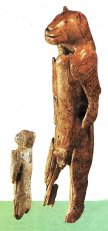 Links der Neufund eines Lwenmenschen aus der 'Hohle Fels', rechts die grere 1939 im Hohlenstein-Stadel gefundene 28 cm hohe Skulptur, die aus 200 Fragmenten zusammengesetzt wurde (Die Zeit: 22. Dez. 2003, S. 29). Ausgestellt im Museum Ulm.