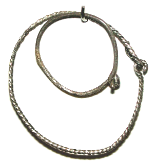 Grab 202 von Weismain: Der kleinere Ring hat einen Dm. von 2,1cm, der grere gedrehte (tordierte) Ring einen Dm. von etwa 3,5 cm.