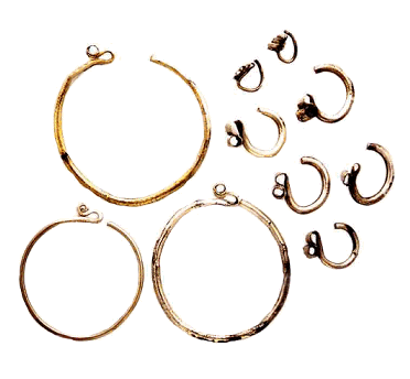 Lit. 5, S,189. Die Ringe unterschiedlicher Größe mit offenen Enden und S-Schleife wurden aus dickstabigem Silberdraht hergestellt.