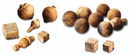Die Spielkugeln mit einem Dm. von 11-13,5 cm sind aus Holz gedrechselt und haben eine deutlich erkennbare Rille.