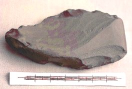 Oberseite des Spitzschabers mit Resten der Gerllrinde (rechts). Lnge 8,5 cm. An den dunklen (in der Zeichnung weien) Stellen wurde die Patina durch die Erdarbeiten verletzt. 