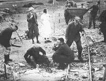 1936 untersuchte Max Hundt (Mitte links mit Hut) oberhalb des Weilers Kleetzhöfe mit Unterstützung des Reichs- arbeitsdienstes 79 frühmittelalterliche Bestattungen.