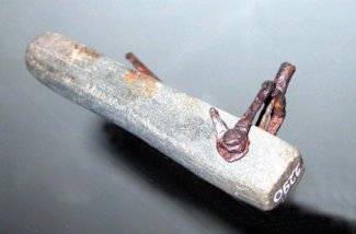 Bei dem Wetzstein von 8 cm Länge handelt es sich um einen Altfund von M. Hundt aus dem Jahre 1936. Inventarnr.= 2290
