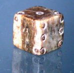 Der beinerne Spielzeugwürfel vom Kasendorfer Turmberg stammt aus der Grabung von 1995. Die Kantenlänge beträgt knapp 1 cm.