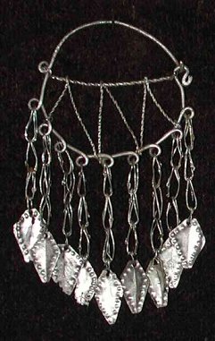 Silbernes Gehänge mit Anhängern aus Silberblech, das hier auf jeder Seite des Kopfes paarweise getragen wurde.
